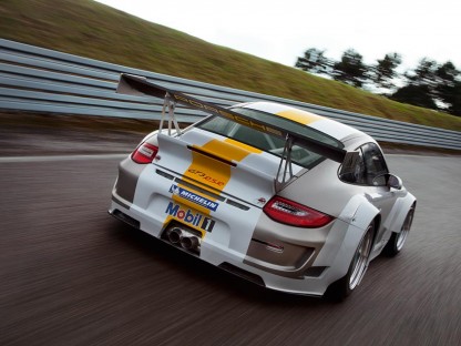 Porsche 911 GT3 RSR on the track