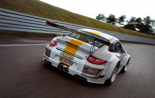 Porsche 911 GT3 RSR on the track