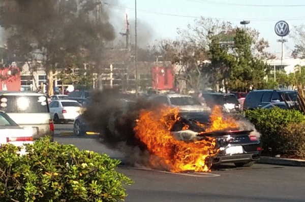 porsche-burning-fire-2014-911s-turbo-flames-parked-firemen-001