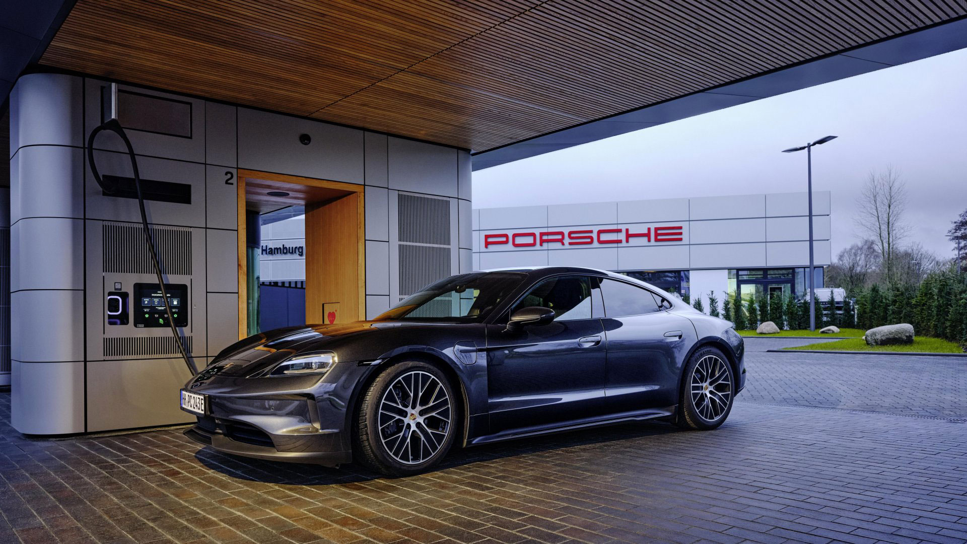 New Porsche Charging Lounge opens in Hamburg-Rahlstedt